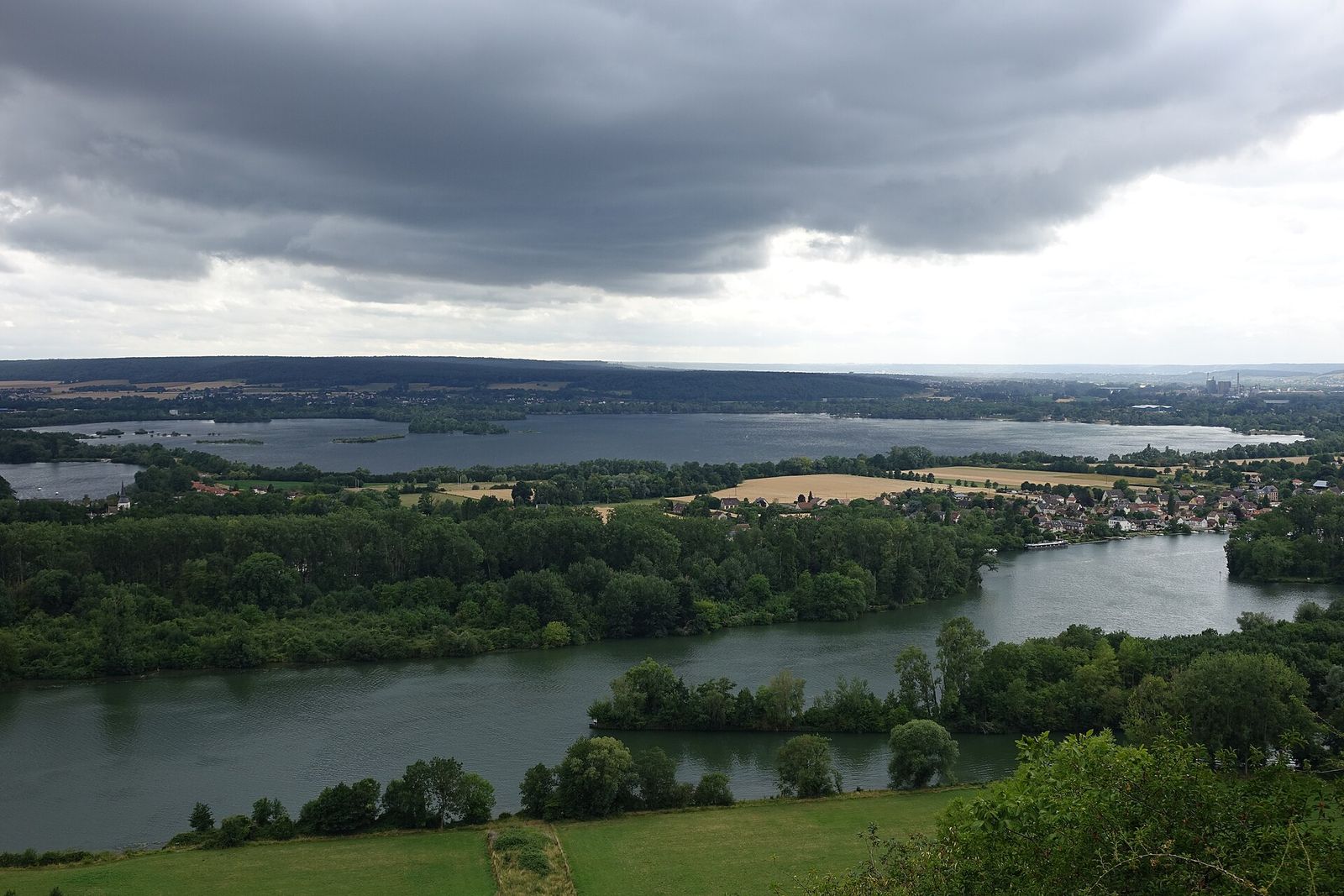 Vue sur le lac des Deux-Amants et la Seine depuis la côte des Deux-Amants