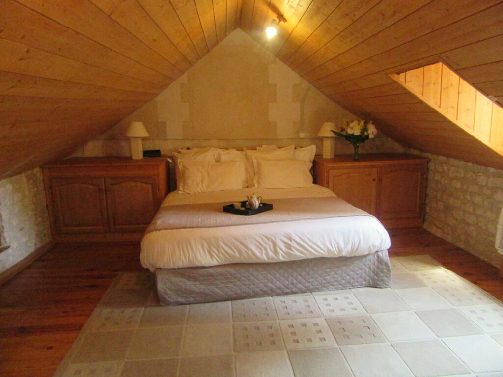 Chambre sous combles avec grand lit