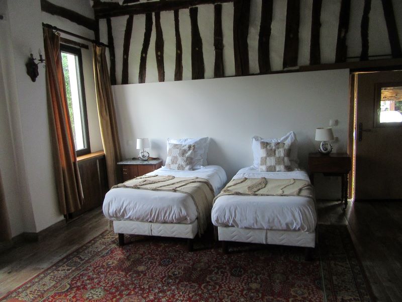 Chambre à deux lits simples sous colombages