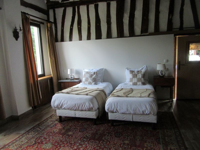 Chambre avec deux lits simples du gîte de la Reine Blanche