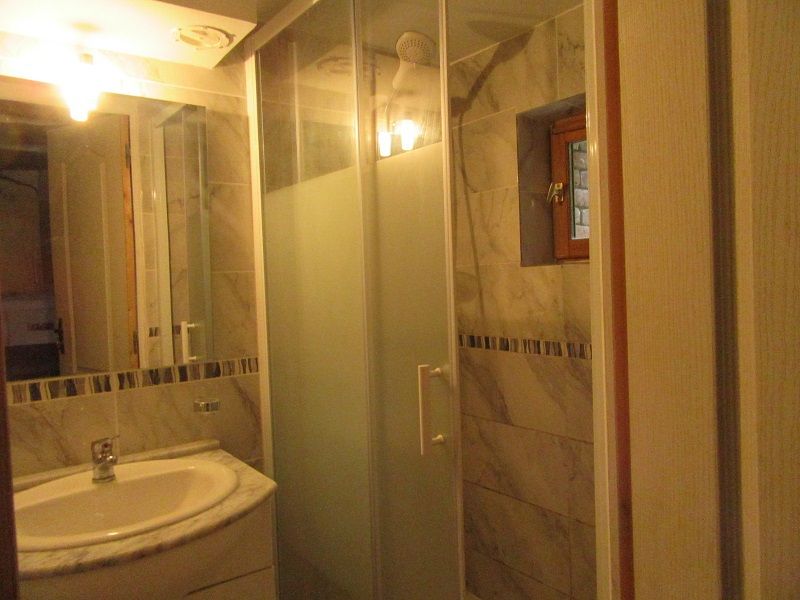 Salle de douche à prximité de Poses
